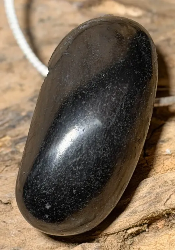 Schungit-edelschungit-edelstein-anhaenger-trommelstein-heilstein-schmuck-edelsteinschmuck