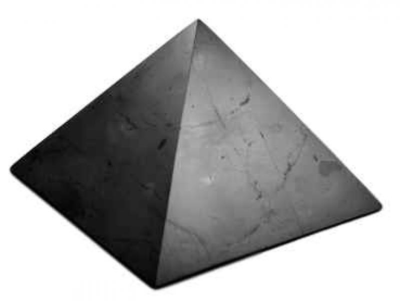 Schungit-edelschungit-pyramide-elektrosmog-heilstein-edelstein