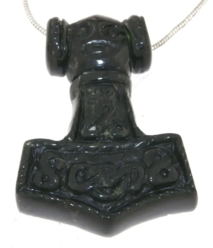 jade-thors-hammer-anhaenger-edelstein-trommelstein-heilstein-schmuk-edelsteinschmuck-gebohrt