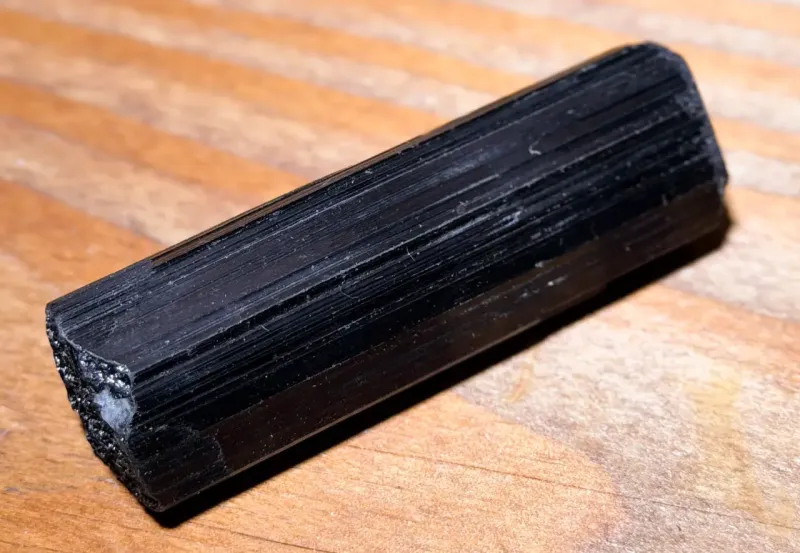 turmalin-bergkristall-edelstein-trommelstein-heilstein-schmuck-edelsteinschmuck