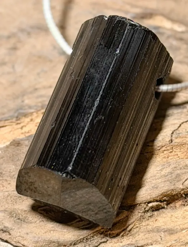 turmalin-anhaenger-edelstein-heilstein-trommelstein