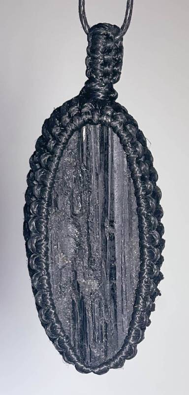 turmalin-schoerl-anhaenger-edelstein-trommelstein-heilstein-schwarz-schmuck-edelsteinschmuck-gebohrt