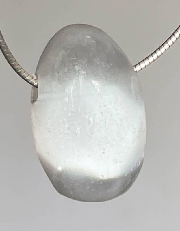 selenit-anhaenger-edelstein-heilstein-schmuck-edelsteinschmuck-gebohrt