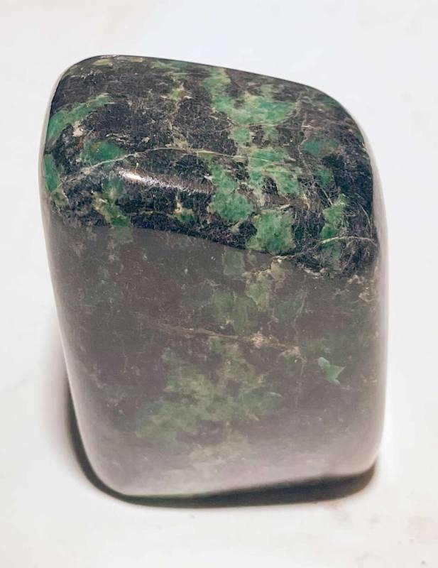 smaragd-seidensten-Edelstein-handschmeichler