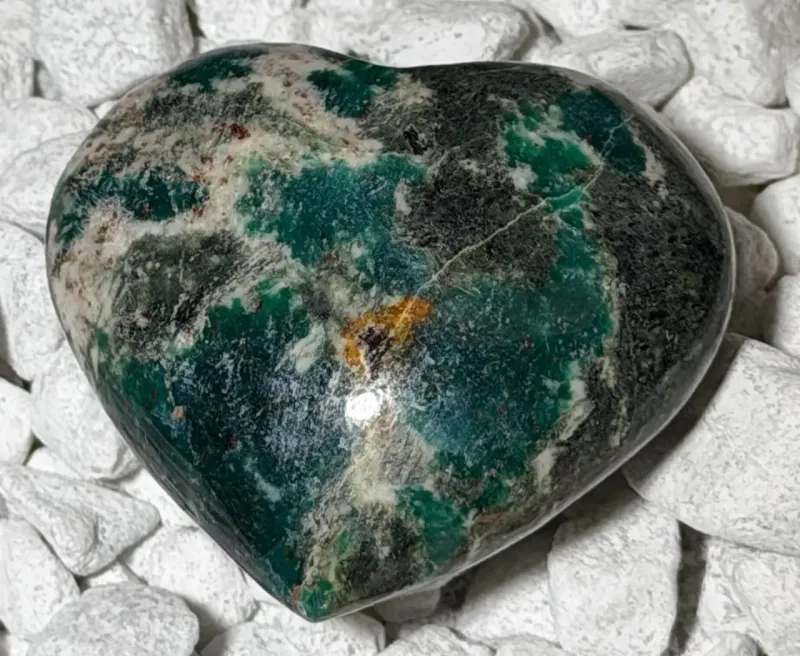 smaragd-seidensten-Edelstein-handschmeichler