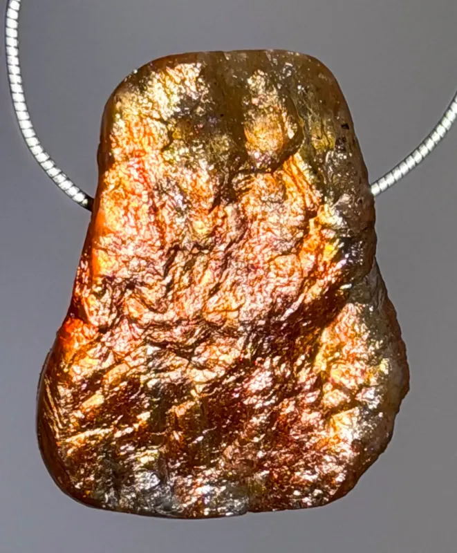 sonnenstein-anhaenger-edelstein-heilstein-trommelstein-schmuck-gebohrt