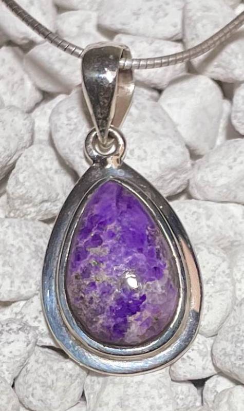 sugilith-anhaenger-edelstein-heiilstein-schmuck-silber