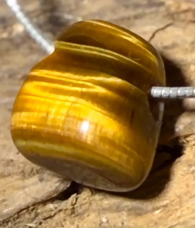 tigerauge-anhaenger-edelstein-trommelstein-heilstein-schmuck-gebohrt