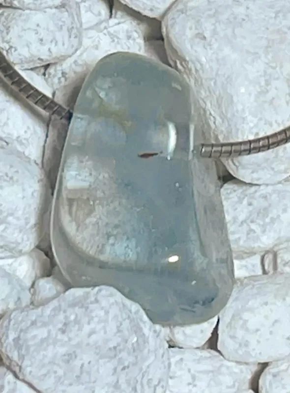 blauer-topas-anhaenger-edelstein-anhaenger-trommelstein-heilstein-schmuck-edelsteinschmuck-gebohrt