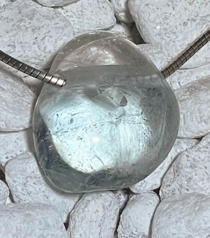 blauer-topas-anhaenger-edelstein-anhaenger-trommelstein-heilstein-schmuck-edelsteinschmuck-gebohrt