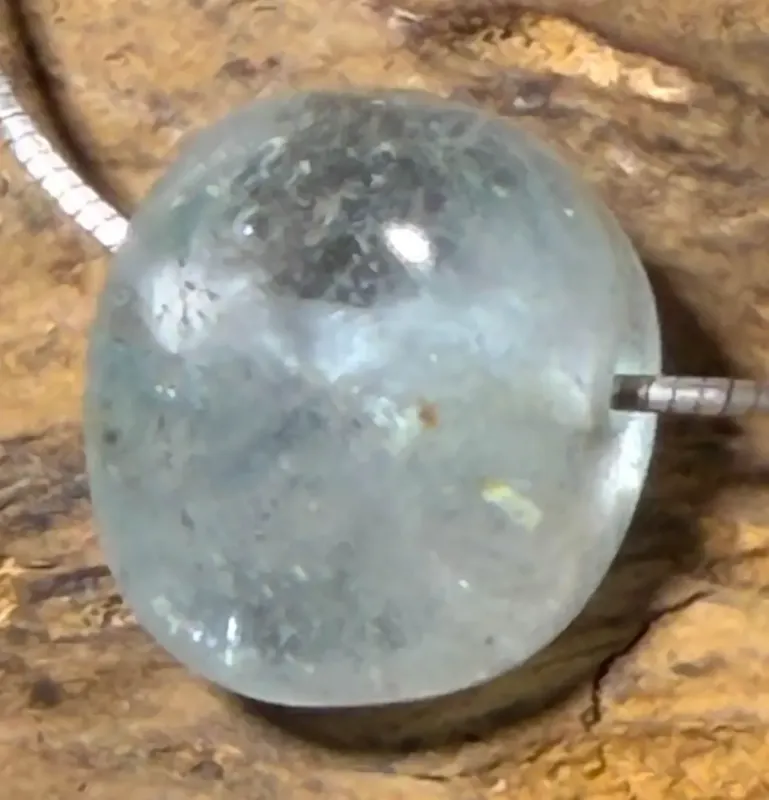 blauer-topas-anhaenger-edelstein-anhaenger-trommelstein-heilstein-schmuck-edelsteinschmuck-gebohrt