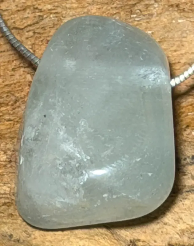 blauer-blau-topas-trommelstein-anhaenger-edelstein-heilstein-schmuck