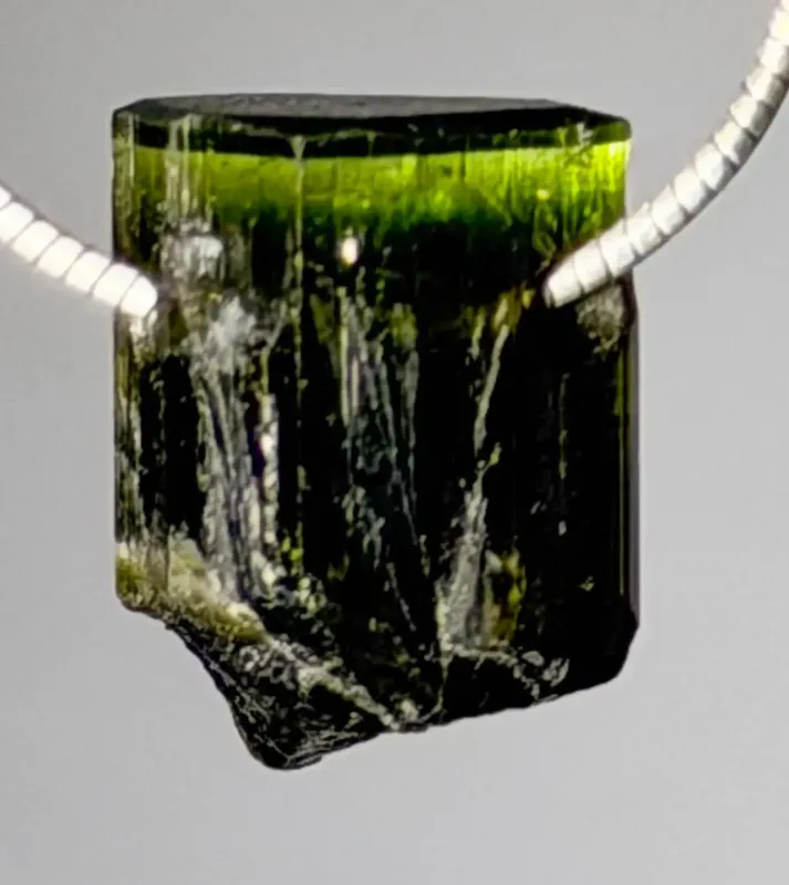 turmalin-verdigolith-anhaenger-edelstein-trommelstein-heilstein-schwarz-schmuck-edelsteinschmuck-gebohrt