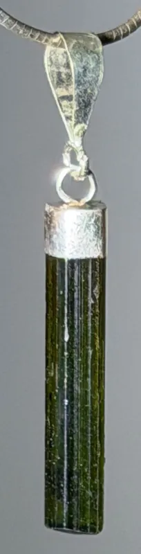 turmalin-verdigolith-anhaenger-edelstein-trommelstein-heilstein-schwarz-schmuck-edelsteinschmuck-gebohrt