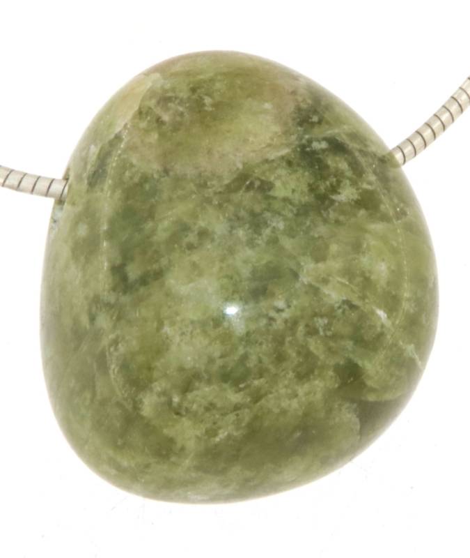 vesuvianit-anhaenger-edelstein-trommelstein-heilstein-schwarz-schmuck-edelsteinschmuck-gebohrt