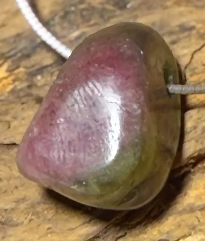 wassermelonen-turmalin-anhaenger-edelstein-heilstein-schmuck-edelsteinschmuck-gebohrt