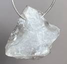 apophyllit-anhaenger-edelstein-heilstein-trommelstein-schmuck-gebohrt