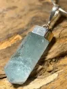 aquamarin-trommelstein-anhaenger-edelstein-schmuck-heilstein-edelsteinschmuck-gebohrt