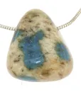 Azurit-k2-anhaenger-granit-edelstein-anhaenger-trommelstein-heilstein-schmuck-edelsteinschmuck-gebohrt
