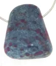 kyanit-rubin-anhaenger-edelstein-heilstein-schmuck-trommelstein-gebohrt