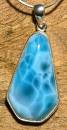 larimar-anhaenger-edelstein-trommelstein-heilstein-gebohrt