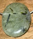 prehnit-anhaenger-edelstein-trommelstein-heilstein-gebohrt-schmuck