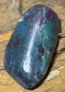 kyanit-rubin-anhaenger-edelstein-heilstein-schmuck-trommelstein-gebohrt