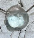 blauer-topas-anhaenger-edelstein-anhaenger-trommelstein-heilstein-schmuck-edelsteinschmuck-gebohrt